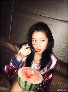 关晓彤娱乐吃瓜图片,镜头下的真实生活